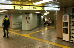 2.参考出口指示牌走到C8出口附近。站内洗手间附近。