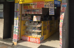 5.新宿西口店就在弹珠店“カレイド”旁边。