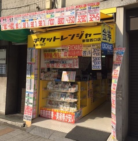 5.カレイドというパチンコ屋さんの隣が新宿西口店です。到着です。