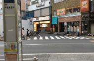 2.新宿西口駅のD5出口を出たら左に向かいます。