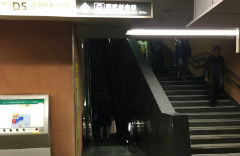 1.新宿西口駅の「D5出口」を目指します。